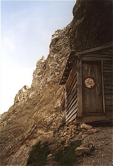 Die Schutzhütte am Gamsanger unterhalb der Sulzlklammspitze