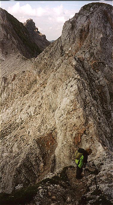 Die gute Sicherung des Steiges sollte nicht zur Leichtsinnigkeit führen. Vor einem Wegrutschen ist auch der erfahrendste Bergsteiger nicht gefeiht.