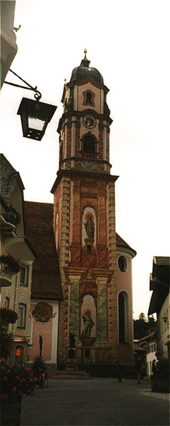 Mittenwald Fußgängerbereich mit Kirche