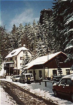 Die Station des Bergrettungsdienstes in Bielatal. Im Hintergrund der Grovaterstuhl.