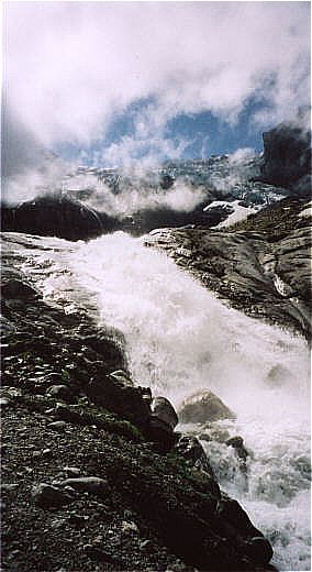 Wasserfall am Aufstieg zur Dossenhütte in der Schweiz