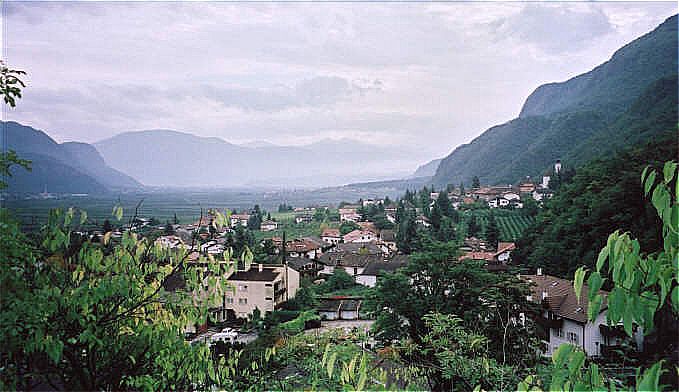 Tisenser Mittelgebirge mit Blickrichtung Bozen (Italien)