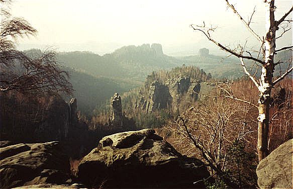 Carola-Aussicht in den Affensteinen mit Schrammsteinkette und Falkenstein (Schsische Schweiz Deutschland)